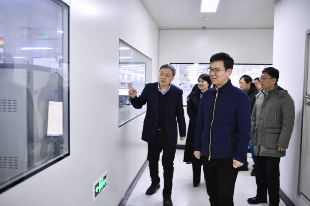滨江区委书记章登峰走访慰问K8凯发旗舰微春节坚守岗位的一线干部职工